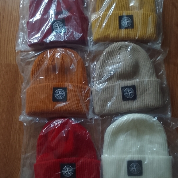 Stone Island Red Beanie - Picture 4 of 4